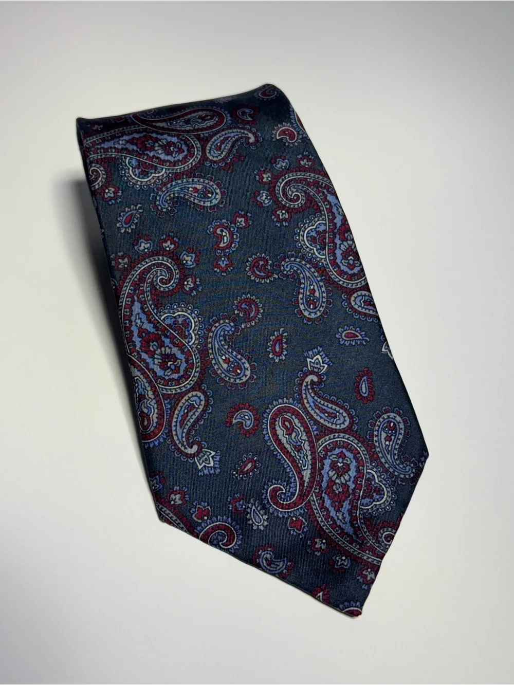 Yves Saint Laurent Men’s Navy Blue Paisley Patterned 100% Silk Tie Made in USA